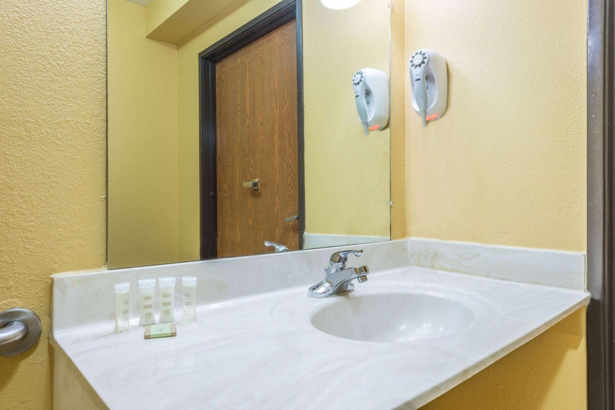 Super 8 By Wyndham Il/st. Louis Area Troy