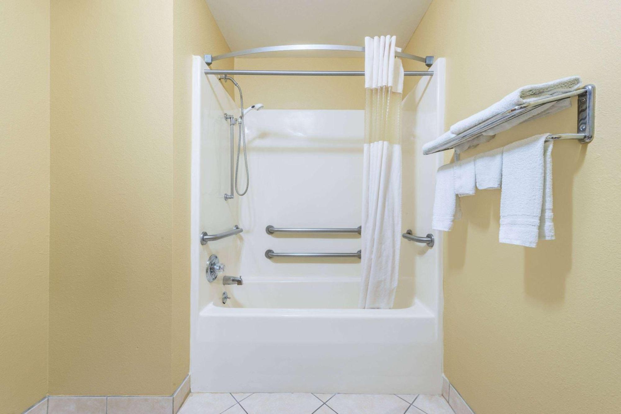 Hotel Super 8 By Wyndham Il/st. Louis Area