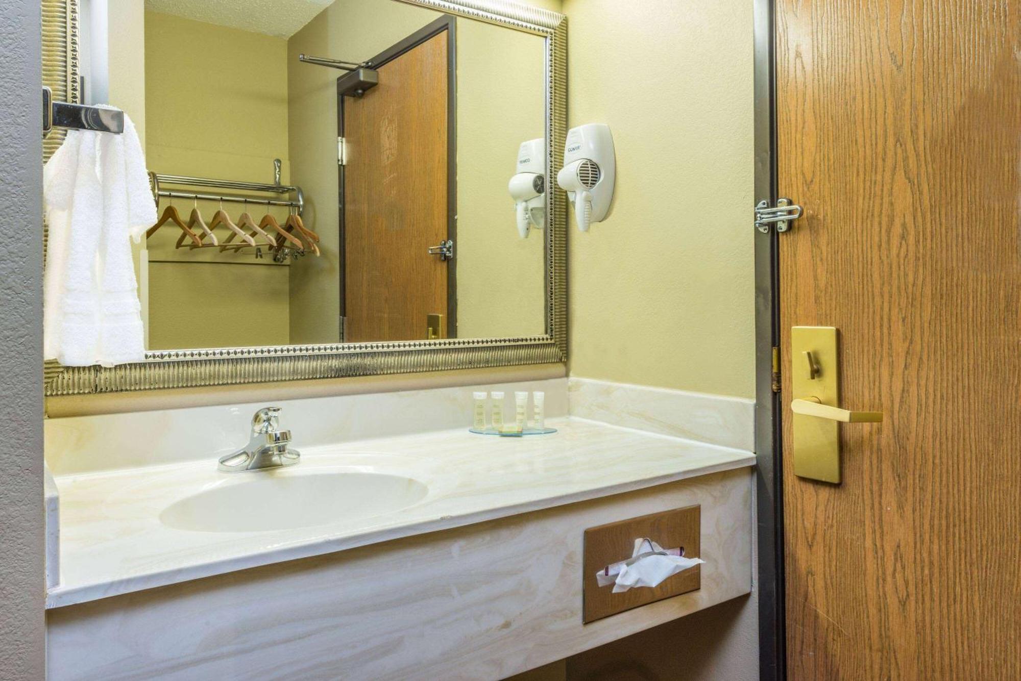 Hotel Super 8 By Wyndham Il/st. Louis Area 2*
